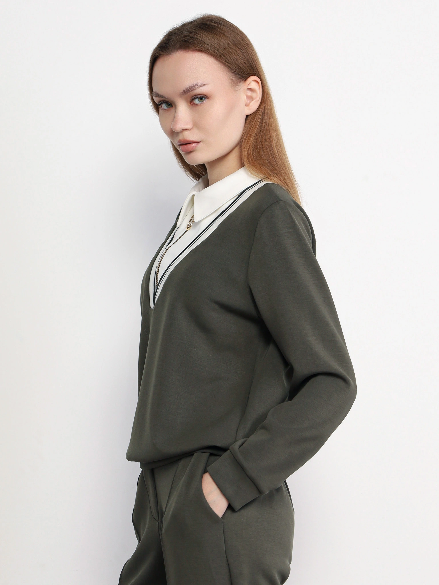 Джемпер зеленого цвета прямого кроя